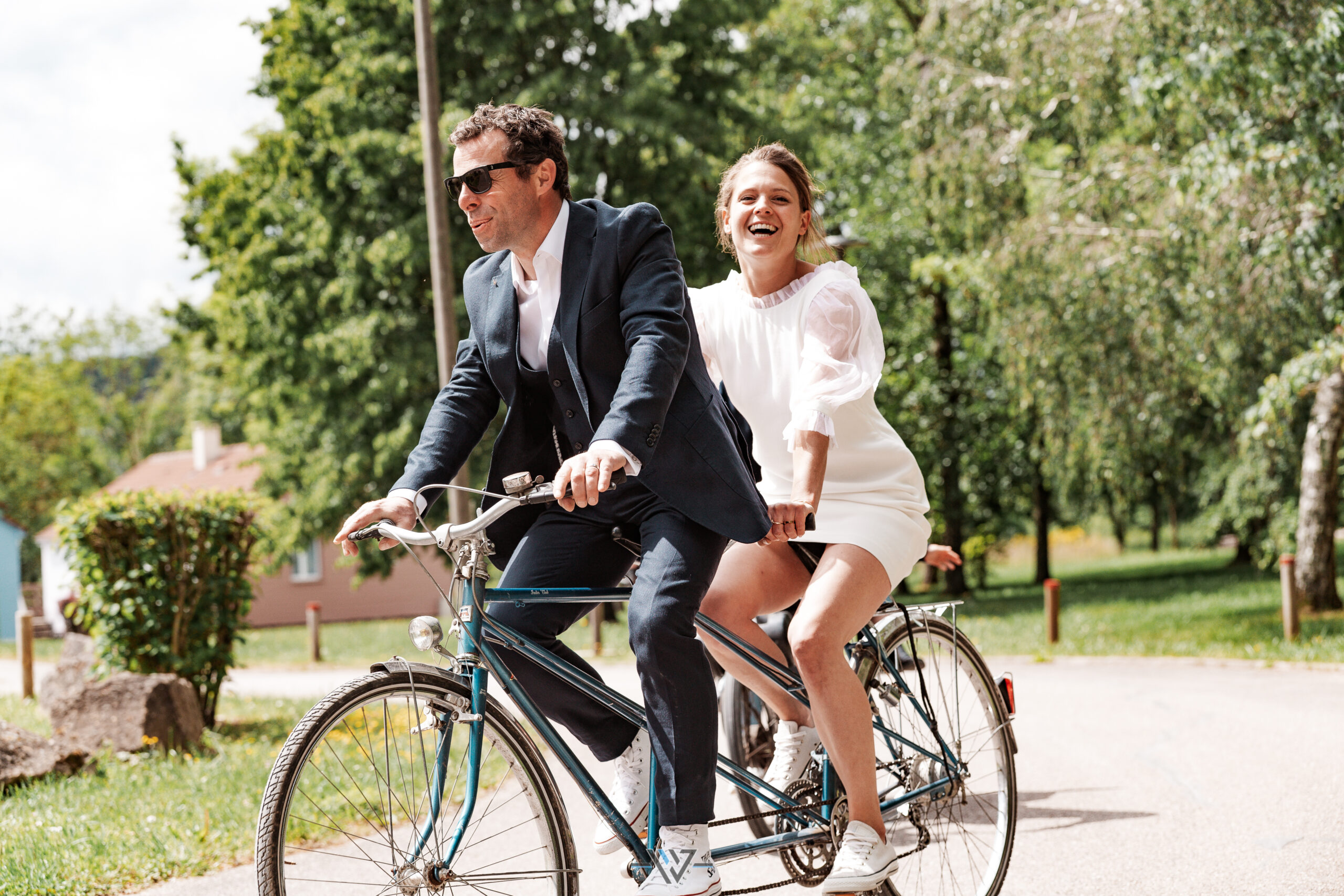 Annette et Simon a la sortie de la mairie sur un tandem